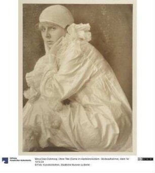 Ohne Titel (Dame im Harlekinskostüm - Modeaufnahme)
