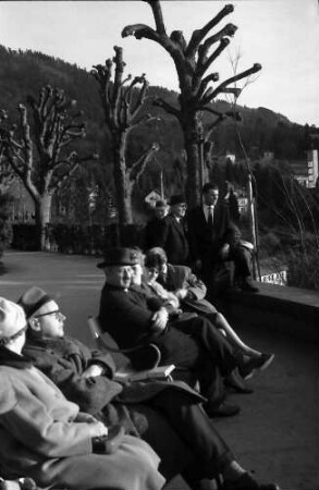 Badenweiler: Sonnende auf Bank im Kurpark