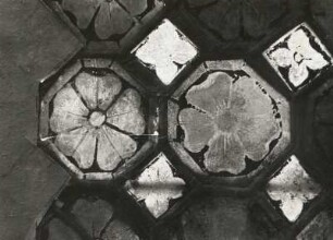 Erfurt. Barfüßerkirche. Chor, Farbige Glasfenster (nach der Restaurierung 1960), Nordostfenster, Mittelbahn. Zeile 9: Zwei sitzende Propheten, spätromanisch. Ausschnitt: Teil des gotischen Teppichmusters im Halbkreis, oberer Halbkreis von oben 2. Reihe, 2 und 3. Blume