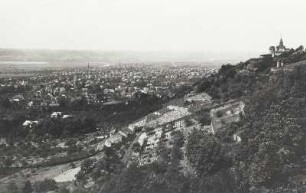 Oberlößnitz (Radebeul). Blick über die Weinberge mit Spitzhaus und Bismarckturm über Niederlößnitz und Kötzschenbroda nach Südwest