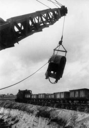 Im Abraumgebiet Bomlitz bei Uelzen. Ein Bagger schwenkt seinen Ausleger über die Feldbahn