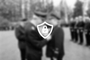 Amtsfeuerwehrtag des Amtes Siek: Oetjendorfer Landstraße: Sportplatz: Ehrung für stellvertretenden Amtswehrführer und Braaker Ortswehrführer [Name maskiert] Kreisbrandmeister [Name maskiert] bei Anheften des silbernen Deutschen Feuerwehr-Ehrenkreuzes im Beisein von Amtswehrführer [Name maskiert] rechts Fahnenträger: hinten angetretene Wehren: Bäume: 10. [Name maskiert]