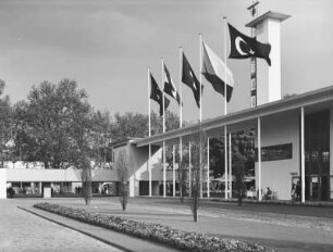 Dresden. Internationale Hygieneausstellung 1930/1931. Blick in den Staatenhof (Platz der Nationen) mit Ausstellungspavillon der Türkei