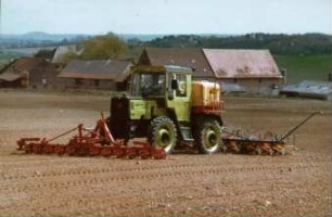 Fotografie: Sätechnik, Einzelkornsaat, Zuckerrübe, Bandspritzung, Systemtraktor, Frontanbau, Heckanbau