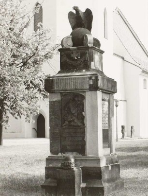 Denkmal für die Gefallenen des 1. Weltkrieges : Denkmal für die Gefallenen des 1. Weltkrieges. Sandstein (nach 1918). Schleife (Kreis Weißwasser), Friedensstraße