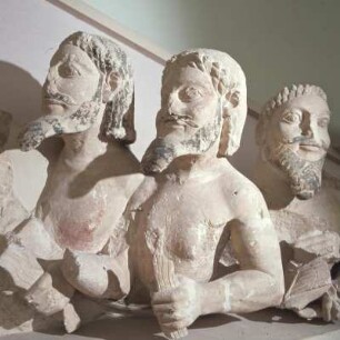Athen, Akropolis-Museum. Der dreileibige Nereus, 580-570 v. Chr. Aus einem archaischen Porosgiebel