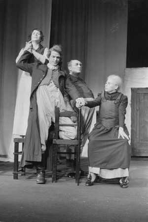 Szenenbilder aus "Die deutschen Kleinstädter", Schauspiel von August von Kotzebue. Volksbühne Berlin, 08.10.1976 (Premiere 10. Oktober 1976) : Mit Michael Gwisdek, Ursula Karusseit, Walfriede Schmitt, Werner Senftleben, Ruth Glöss, Marion van de Kamp, Wilfried Ortmann, Bodo Krämer, Erich Brauer, Harry Merkel, Klaus Mertens, Winfried Wagner, Karin Ugowski, Peter Marx