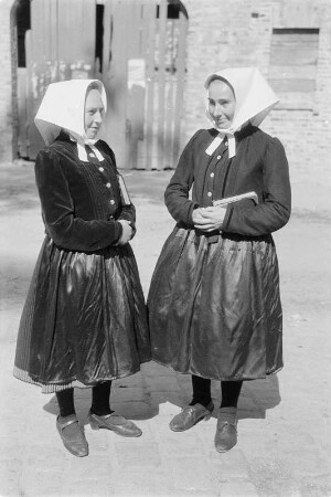 Frauen in Sonntagstracht in Schleife. : Kemšarce w Slepjanskej drasće w Slepom.
