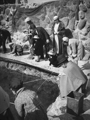 Angler bei Atami-shi (Shizuoka) : Ansicht mit japanischen und europäischen Zuschauern vor Feldsteinmauerwerk