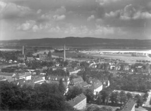 Heidenau. Blick über Stadt und Elbe nach Nordosten gegen den Borsberg