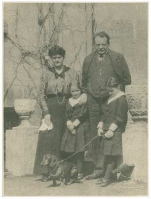 Max Reger mit Ehefrau Elsa und den Adoptivtöchtern vor dem Jenaer Wohnhaus