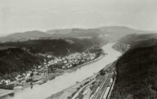 Bad Schandau, Elbtal mit Bahnhof und Stadt. Blick von Westen, Luftbild-Schrägaufnahme