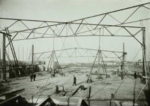 Güstrow, Speicherstraße. Baustelle Kongreßhalle. Dachkonstruktion aus Profilstahl im Bau