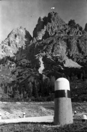 3 Croce Pass [Passo Tre Croci]: Straße mit Monte Cristallo, Vordergrund Chauseestein, zum 3 Croce Pass