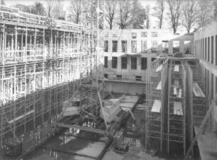 Baustelle Sächsische Landesbibliothek - Staats- und Universitätsbibliothek Dresden, Zentralbibliothek. Rohbau, Zentraler Lesesaal und Turmdrehkran (Teilansicht mit Kranfahrwerk) : Dresden-Räcknitz, Zellescher Weg 18. Baustelle Sächsische Landesbibliothek - Staats- und Universitätsbibliothek Dresden, Zentralbibliothek. Rohbau, Zentraler Lesesaal und Turmdrehkran (Teilansicht mit Kranfahrwerk)