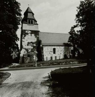 Hornow. Sankt-Martin-Kirche : Hornow (Ortsteil der Stadt Spremberg). Dorfkirche St. Martin (13./14. Jahrhundert bis 1902). Ansicht von Süden