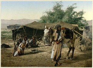 Bédouins nomades devant leur Tente. [Beduinen-Nomaden vor ihrem Zelt]