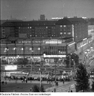 Blick auf die erleuchtete Gaststätte "Am Zwinger" (Dresdner Freßwürfel) am Postplatz
