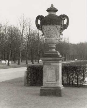 Dresden-Altstadt. Nordwestliche Vase (um 1750) an der Hauptallee im Großen Garten, Nähe Palaisteich