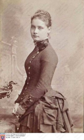 Hoop, Mathilde Freiin van der (* 1866) / Porträt, Kniestück