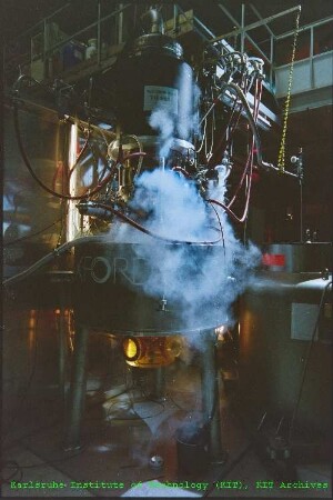 Gyrotron-Prototyp der Firma Thales Electron Devices am Mikrowellen-Teststand in der Versuchshalle des Instituts für Technische Physik (ITP)
