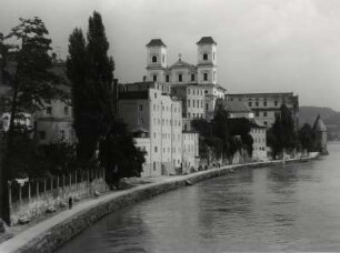 Die Jesuitenkirche am Innufer von Passau