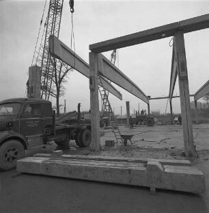 Bau der Fahrzeughalle für den städtischen Fuhrpark im Durlacher Industriegebiet "Oberwald".