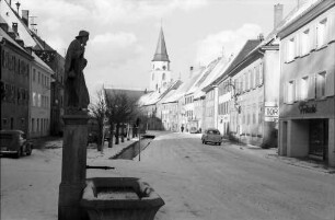 Hüfingen: Straße und Brunnen