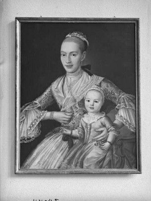 Frau und Kind mit Arm- Hals- und Kopfschmuck