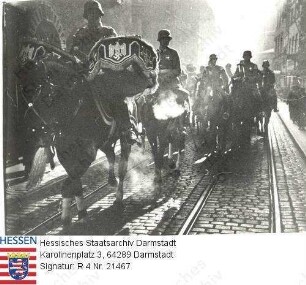 Darmstadt, 1938 Oktober 12 oder 25 / Einzug der Atilleristen in Darmstadt / Gruppenaufnahme