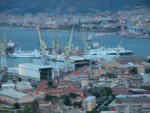 Insel Sizilien - Hafen von Palermo : Blick auf den Hafen von Palermo. Aufgenommen auf der Insel Sizilien 2005
