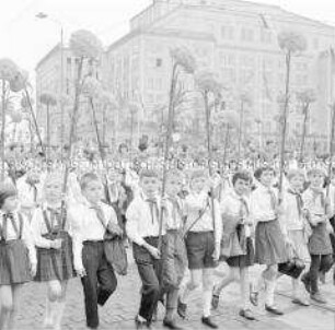 Junge Pioniere bei einer Parade durch die Innenstadt während des Festes der Freundschaft in Leipzig