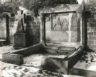 Wandgrabmal für Lucas Kirsten : Wandgrabmal für Lucas Kirsten. Sandstein (ab 1917). Dresden-Neustadt, Nordfriedhof (Garnisonsfriedhof)