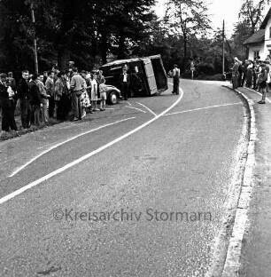 Verkehrsunfall: B 75: Kurve vor Schloss: Cabriolet und Lkw: beschädigtes Cabriolet, umgestürzter Lastwagen, Schaulustige, Polizist: Kreide-Markierungen auf Straße