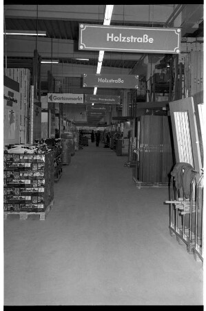 Stinnes BauMarkt: Hamburger Straße: Eröffnung: Verkaufshalle: Warengang für Holz, Türen, Fliesen, Sanitärkeramik: hinten Mitarbeiter