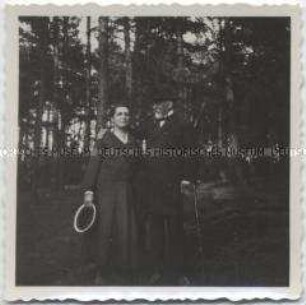 Franz Heinrich Bonsack mit Ehefrau im Wald