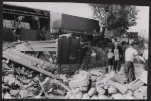 Unfall eines LKWs, der Glas geladen hatte
