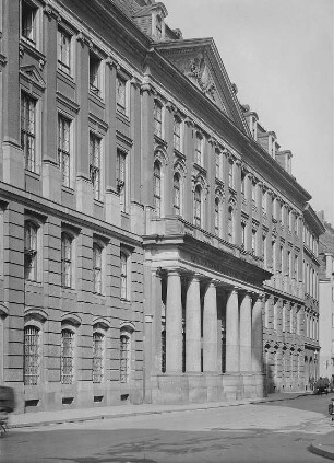 Dresden-Altstadt, Wilsdruffer Straße 2. Landhaus (1770/1776, F. A. Krubsacius, C. G. Hahmann; 1952/1965 Wiederaufbau). Straßenansicht der Rückseite (Landhausstraße)