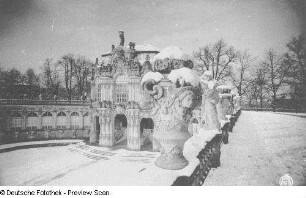 Dresden-Altstadt. Zwinger (1709-1728; M. D. Pöppelmann). Wallpavillon (1716-1718). Blick von der Terrasse der Bogengalerie