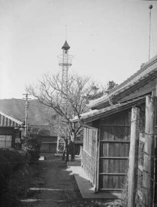 Ortsteilansicht mit Feuerwachturm : Wahrscheinlich in der Präfektur Shizuoka