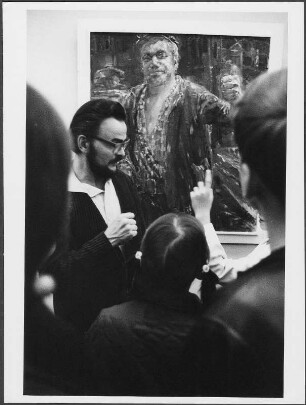 Ausstellungsbesucher vor dem Gemälde Berhard Heisigs "Brigadier" (1970)