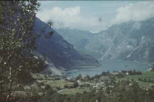Reisefotos Norwegen. Fjord mit kleinem Ort