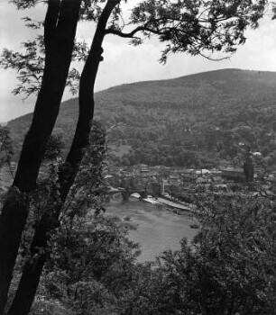 Heidelberg. Stadtzentrum mit Heiliggeistkirche und Schloß. Blick vom Philosophenweg über den Neckar mit Alter Brücke nach Südost