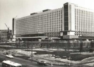 Moskau. Hotel Rossija. Ansicht von der Moskworez-Brücke (Rechter Flügel noch im Bau)