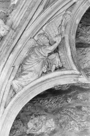 Gotisches Grabmal: Engel in den Zwickeln des Maßwerkfensters
