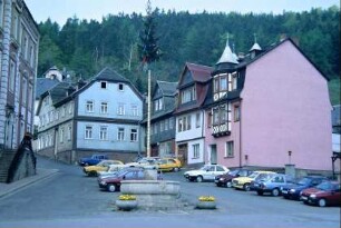 Marktplatz mit Brunnen, Maibaum, links Rathaus