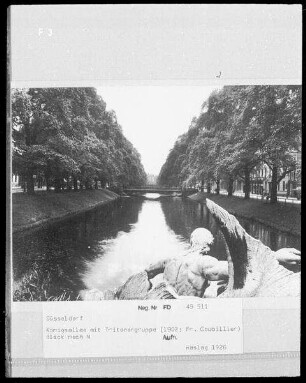 Düsseldorf, Königsallee : Düsseldorf. Königsallee. Blick auf den Stadtgraben mit Tritonenbrunnen nach Norden