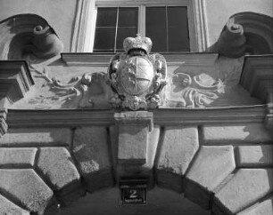 Klagenfurt, Alter Platz. Landhaus. Portal (um 1740). Schlußstein und Wappen