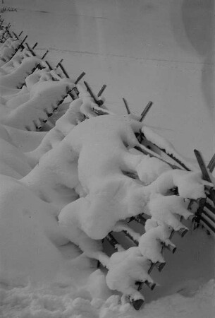 Winterwege zwischen den Orten Zinnwald-Georgenfeld und Rehefeld-Zaunhaus, Schneezaun, hölzerne Konstruktion als Schutz vor Schneeverwehungen