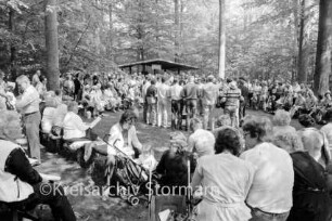 Waldfest: Forst Fohlenkoppel: Sängerwiese: Veranstalter Männergesangverein (MGV) Arion von 1890 e.V.: Gesangsvorführung des Vereins: vorn und hinten Zuhörer: dahinter Schutzhütte und Bäume: 31. Mai 1984